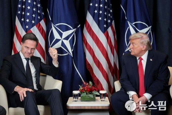 21일(현지시간) 스위스 다보스에서 열린 세계경제포럼(WEF) 연차총회를 계기로 마르크 뤼터 나토 사무총장과 회담하는 도널드 트럼프 미국 대통령. [사진=로이터 뉴스핌]