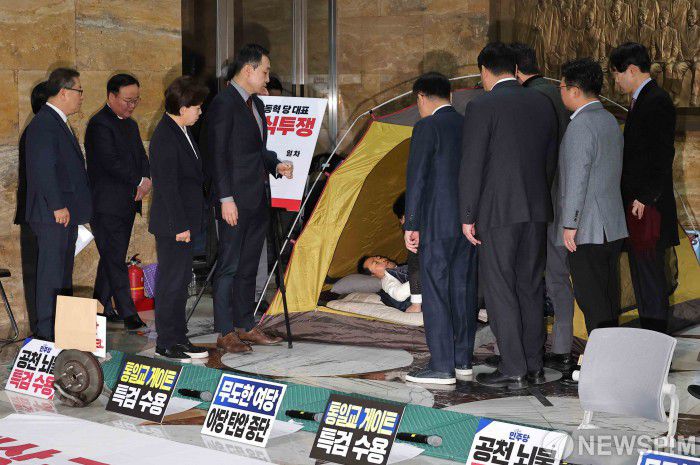[서울=뉴스핌] 윤창빈 기자 = 통일교·공천헌금 '쌍특검'을 요구하며 8일째 단식을 진행 중인 장동혁 국민의힘 대표가 22일 서울 여의도 국회 로텐더홀 단식 농성장에서 의료용 산소 발생기를 착용한 채 누워있다. 2026.01.22 pangbin@newspim.com