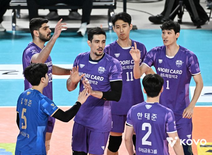 [서울=뉴스핌] 장환수 스포츠전문기자= 우리카드 선수들이 22일 삼성화재와 대전 원정 경기에서 득점에 성공한 뒤 서로 격려하고 있다. [사진=KOVO] 2026.01.22 zangpabo@newspim.com