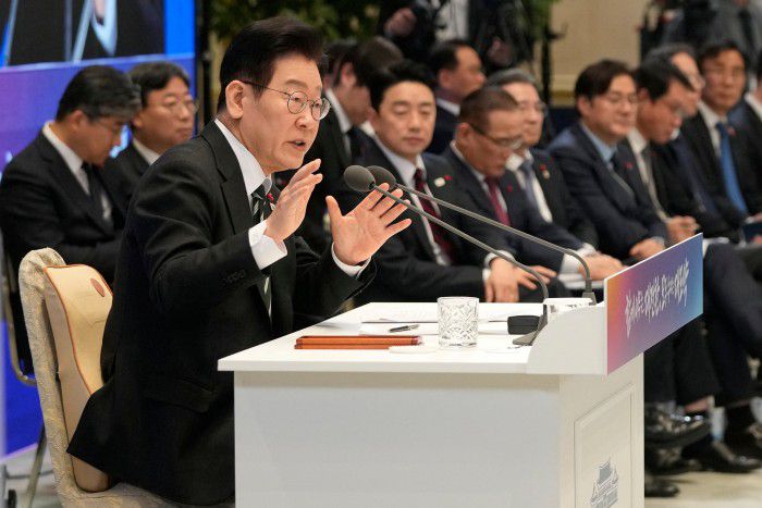 이재명 대통령이 21일 오전 청와대 영빈관에서 열린 신년 기자회견에서 발언을 하고 있다. [사진=로이터]