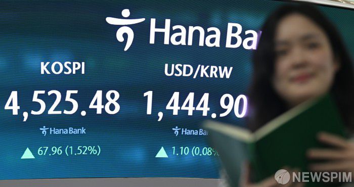 [서울=뉴스핌] 양윤모 기자 = 6일 오후 코스피가 전장 종가보다 67.96 포인트(1.52%) 상승하며 4525.48로, 코스닥은 1.53 포인트(0.16%) 하락한 955.97로 장을 마감한 가운데, 서울 중구 하나은행 딜링룸에서 직원들이 업무를 보고 있다.  서울외환시장에서 달러/원 환율은 전장 대비 1.10원 상승한 1444.90원에 주간거래를 마감했다. 2026.01.06 yym58@newspim.com