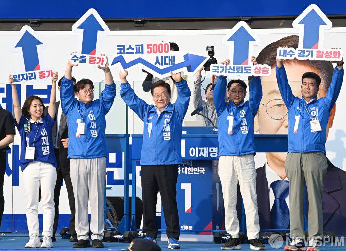 [서울=뉴스핌] 정일구 기자 = 이재명 더불어민주당 대선 후보가 29일 오후 서울 서초구 고속버스터미널 앞에서 유세를 하고 있다. 2025.05.29 mironj19@newspim.com