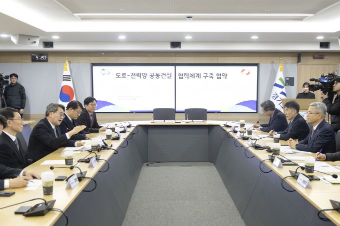 ′도로－전력망 공동건설 협력체계 구축 협약. [사진=경기도]