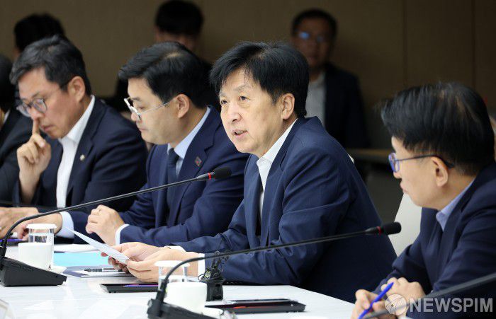 [서울=뉴스핌] 정일구 기자 = 오기형 더불어민주당 코스피5000특위 위원장이 9일 오후 서울 중구 대한상공회의소에서 열린 민주당 코스피5000특위·경제형벌민사책임합리화TF-경제8단체 간담회에서 모두발언을 하고 있다. 2025.09.09 mironj19@newspim.com