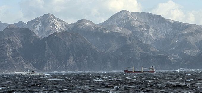 동해해경청이 지난 1월 13일, 울릉도 해역을 항해하던 중 엔진 고장으로 조종 불능 상태에 빠져 표류하던 러시아 국적 화물선 '게오르기 우샤코프(Georgy Ushakov)'호 구조 위해 총력을 쏟고 있다.[사진=동해해경청]2026.01.22 nulcheon@newspim.com