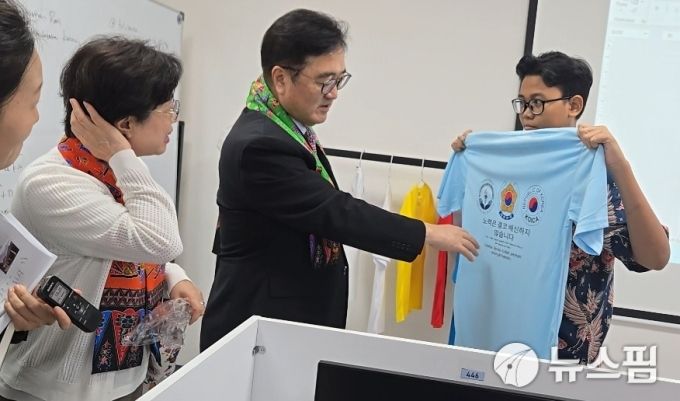 [자카르타=뉴스핌] 신정인 기자 = 우 의장이 학생들이 컴퓨터 교육 프로그램을 통해 만든 티셔츠를 선물로 받고 있다. 2026.01.22 allpass@newspim.com
