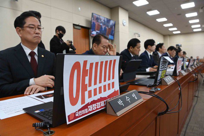 [서울=뉴스핌] 윤창빈 기자 = 23일 오전 서울 여의도 국회 재정경제기획위원회에서 열린 이혜훈 기획예산처 장관 후보자 인사청문회에 피켓이 부착돼 있다. 2026.01.23 pangbin@newspim.com