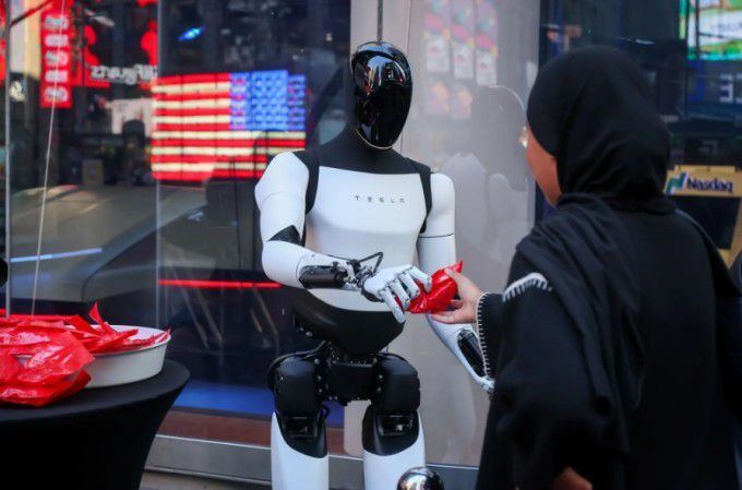 테슬라 휴머노이드 로봇 옵티머스 [사진=블룸버그통신]