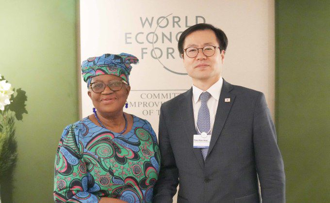 여한구 산업통상부 통상교섭본부장(오른쪽)이 22일(현지시간) 스위스 다보스에서 개최된 '2026 세계경제포럼 연차회의'(다보스포럼)에서 응고지 오콘조-이웰라(Ngozi Okonjo-Iweala) WTO 사무총장과 면담을 갖고 기념사진을 찍고 있다. [사진=산업통상부] 2026.01.23 dream@newspim.com