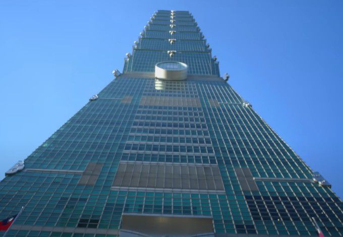 [서울=뉴스핌] 박상욱 기자 = 아래서 올려다 본 타이베이 101. [사진=넷플릭스 예고 화면 캡처] 2026.01.23 psoq1337@newspim.com