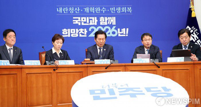 [서울=뉴스핌] 정일구 기자 = 더불어민주당 최고위원회의에 참석한 정청래 대표와 이언주 최고위원, 강득구 최고위원 2026.01.12 mironj19@newspim.com