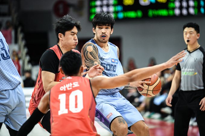 [안양=뉴스핌]이웅희 기자=소노 켐바오(오른쪽)이 23일 정관장과의 원정경기에서 정관장 한승희를 상대로 힘겹게 포스트업을 시도하고 있다. [사진=KBL] 2026.01.23 iaspire@newspim.com