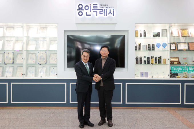 23일 용인특례시청 로비에서 이상일 시장(오른쪽)이 김동연 지사와 기념사진을 찍고 있다.[사진=용인시]