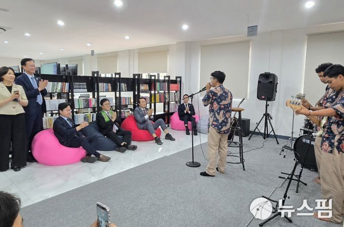 [자카르타=뉴스핌] 신정인 기자 = (왼쪽부터) 서미화·송재봉·김현정 의원과 우 의장, 서일준·이정헌 의원이 남학생들의 밴드 공연을 보며 미소 짓고 있다. 2026.01.22 allpass@newspim.com