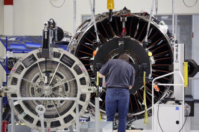 미국 인디애나주 라피엣에 있는 제너럴일렉트릭(GE) 조립 공장에서 직원이 제트 엔진을 조립하고 있다. [사진=블룸버그통신]