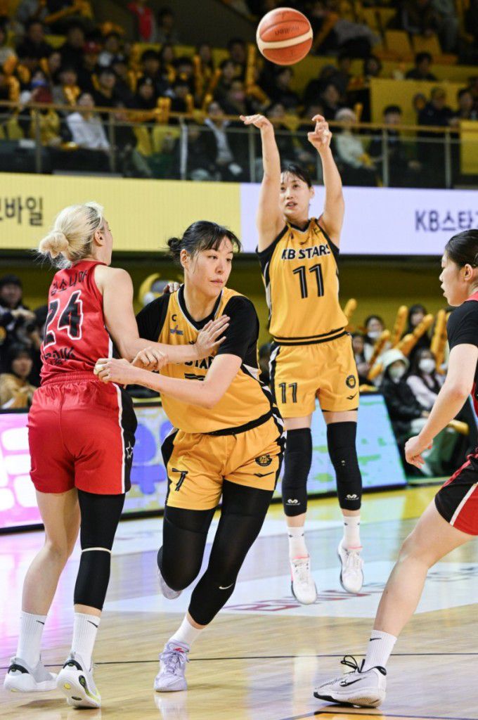 [서울=뉴스핌] 박상욱 기자 = KB 강이슬이 23일 2025-2026 여자프로농구 정규리그 BNK와의 홈 경기에서 3점슛을 던지고 있다. [사진=WKBL] 2026.01.23 psoq1337@newspim.com