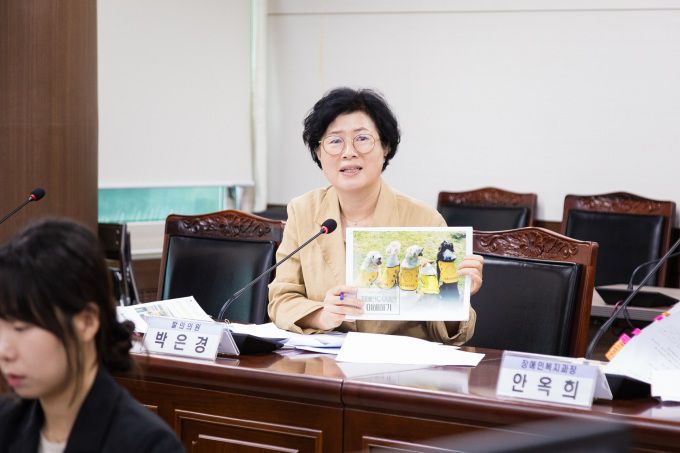 안산시의회 박은경 의원이 지난해 8월 있었던 제298회 임시회 문화복지위원회에서 '안산시 장애인 보조견 출입보장 지원에 관한 조례안'에 대해 설명하고 있다. [사진=안산시의회]