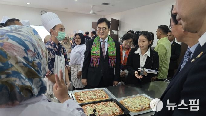 [자카르타=뉴스핌] 신정인 기자 = 우원식 국회의장이 22일 오후 3시40분쯤(현지시간) 인도네시아 자카르타의 코이카(한국국제협력단·KOICA) '취약계층 청소년 사회복귀 지원 센터'에서 인도네시아 학생들이 직접 만든 피자를 보고 있다. 2026.01.22 allpass@newspim.com