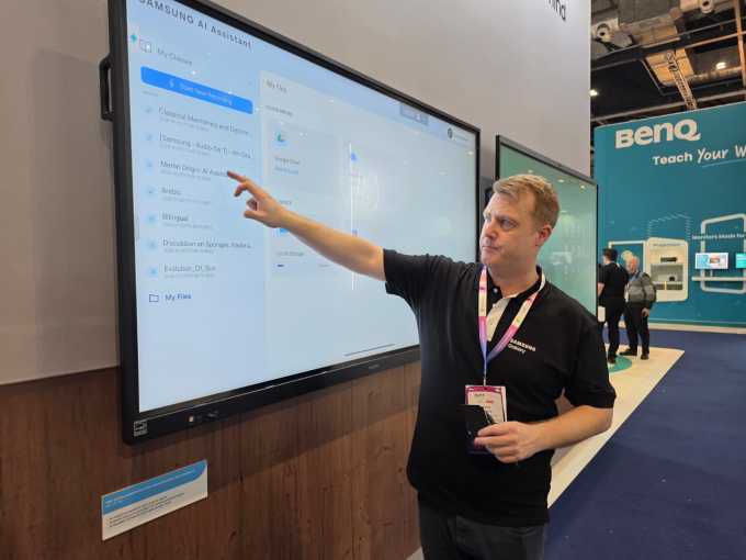 유럽 최대 교육 기술 전시회 'Bett 2026'에 마련된 삼성전자 전시 공간을 찾은 관람객들이 혁신적인 학습 환경을 구현하는 AI 솔루션과 제품을 체험하고 있다. [사진=삼성전자]