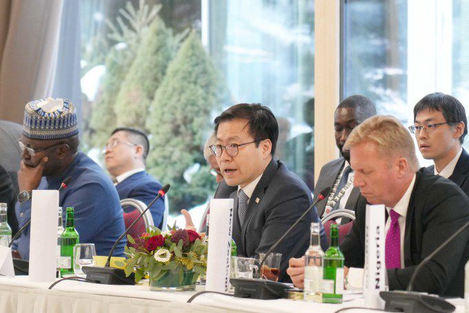 여한구 산업통상부 통상교섭본부장(가운데)이 22일(현지시간) 스위스 다보스에서 개최된 세계무역기구(WTO) 통상장관회의에서 통상 현안을 논의하고 있다. [사진=산업통상부] 2026.01.23 dream@newspim.com