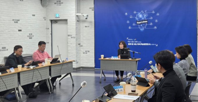 최혜민 광명시 부시장 주재로 23일 시청 중회의실에서 '지역공동체 자산화를 위한 지역 내 거래 촉진 전략 수립 연구용역' 착수보고회가 진행 중이다. [사진=광명시]