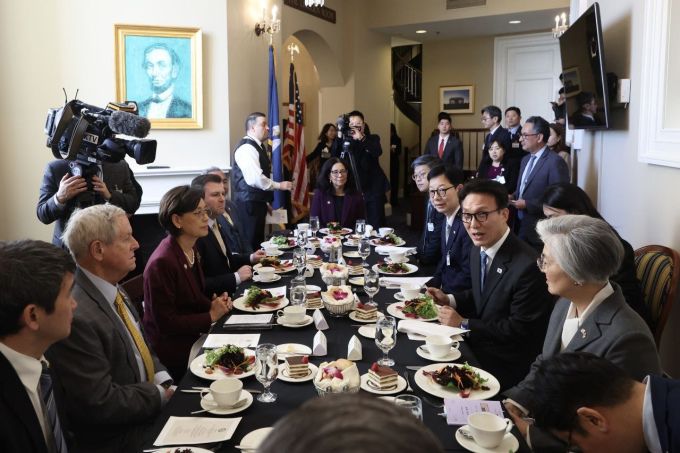 김민석 국무총리가 22일(현지시간) 미국 워싱턴 D.C.에서 하원 의원 7인과 함께 오찬간담회를 진행하고 있다. [사진=총리실] 2026.01.23 sheep@newspim.com