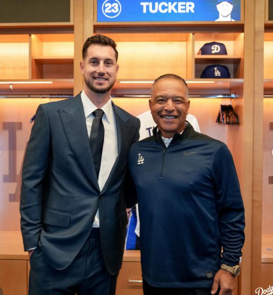 [서울=뉴스핌] 장환수 스포츠전문기자= 카일 터커(왼쪽)가 LA 다저스 입단 기자회견에서 데이브 로버츠 감독과 포즈를 취했다. [사진=터커 SNS] 2026.01.23 zangpabo@newspim.com