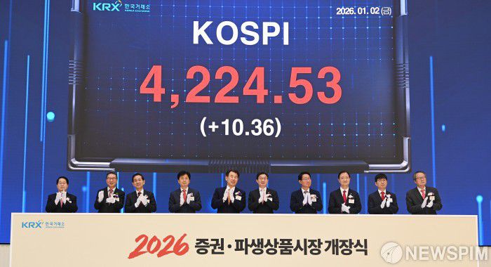 [서울=뉴스핌] 최지환 기자 = 정은보 한국거래소 이사장을 비롯한 참석자들이 2일 오전 서울 영등포구 한국거래소 서울사무소에서 열린 2026년도 증권·파생상품시장 개장식에서 개장신호식을 하고 있다. 왼쪽부터 김영재 상장회사협의회장, 김학수 넥스트레이드 사장, 황성엽 금융투자협회장, 오기형 코스피 5000 특위위원장, 정은보 한국거래소 이사장, 이억원 금융위원장, 김상훈 밸류업특위위원장, 이찬진 금융감독원장, 이동훈 코스닥협회장, 황창순 코넥스협회장. 2026.01.02 choipix16@newspim.com
