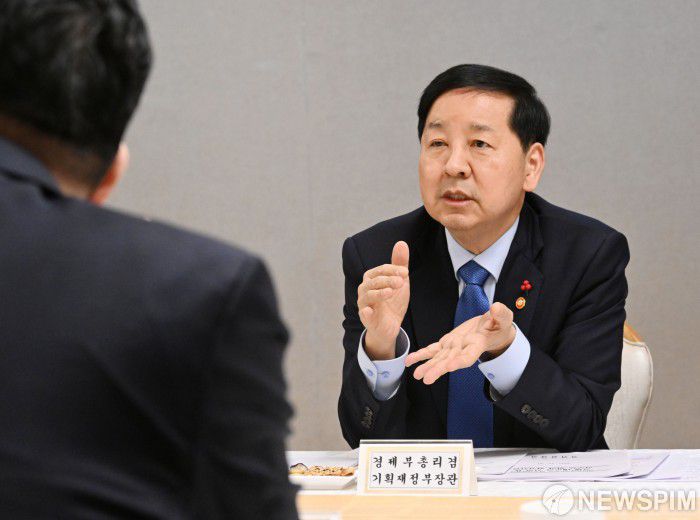 [서울=뉴스핌] 구윤철 부총리 겸 기획재정부 장관이 12월 30일 서울 종로구 정부서울청사에서 열린 경제인문사회연구회 간담회에서 모두발언을 하고 있다. [사진=기획재정부] 2025.12.30 photo@newspim.com