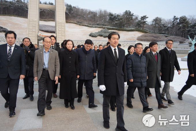 [광주=뉴스핌] 박진형 기자 = 조국 조국혁신당 당대표가 23일 오전 광주 북구 운정동 국립5·18민주묘지를 찾아 오월 영령을 추모하고 있다. 2026.01.23 bless4ya@newspim.com