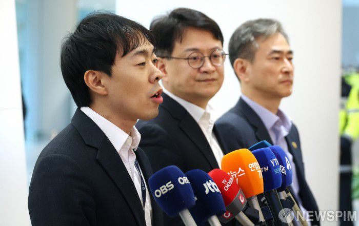 [영종도=뉴스핌] 정일구 기자 = '초국가범죄 특별대응 TF' 전성환 법무부 국제형사과 검사(왼쪽 두번째)가 23일 오전 인천국제공항 제2여객터미널 입국장에서 '로맨스 스캠 부부사기단' 등 캄보디아에서 각종 범행을 저지른 한국인 범죄 피의자 73명 송환 관련 브리핑을 하고 있다. 2026.01.23 mironj19@newspim.com