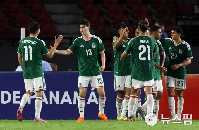 [파나마 로이터=뉴스핌] 장환수 스포츠전문기자= 멕시코 선수들이 23일 파나마 원정 친선경기에서 1-0으로 승리한 뒤 기뻐하고 있다. 왼쪽 11번은 미드필더 브라이언 구티에레스. 오른쪽 27번은 리처드 레데스마. 2026.01.23 zangpabo@newspim.com
