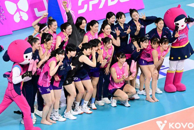 [서울=뉴스핌] 박상욱 기자 = 흥국생명 선수들이 23일 2025-2026  V리그 여자부 GS칼텍스와의 4라운드 마지막 경기를 마치고 승리를 자축하는 사진을 찍고 있다. [사진=KOVO] 2026.01.23 psoq1337@newspim.com