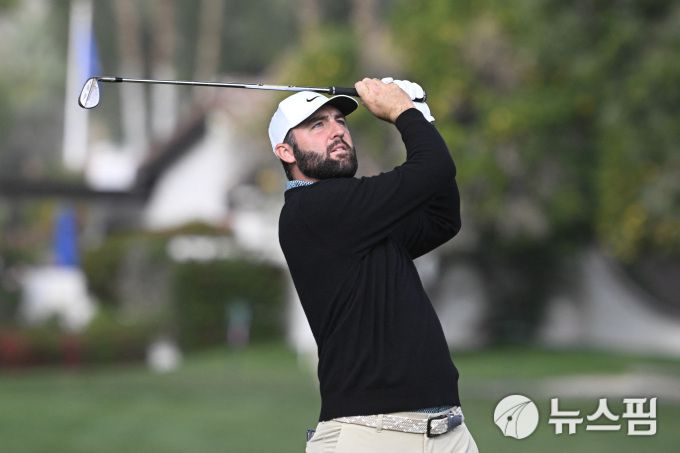 [라킨타 로이터=뉴스핌] 장환수 스포츠전문기자= 스코티 셰플러가 23일 아메리칸 익스프레스 1라운드 2번 홀에서 아이언 샷을 하고 있다. 2026.01.23 zangpabo@newspim.com
