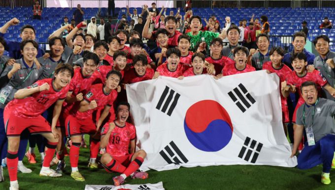 [서울=뉴스핌] 장환수 스포츠전문기자= 한국 U-23 축구대표팀이 18일 호주와 8강전에서 승리한 뒤 태극기를 앞에 두고 포즈를 취했다. [사진=AFC] 2026.01.18 zangpabo@newspim.com