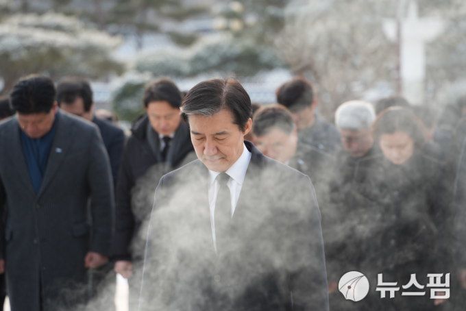 [광주=뉴스핌] 박진형 기자 = 조국 조국혁신당 당대표가 23일 오전 광주 북구 운정동 국립5·18민주묘지를 찾아 오월 영령을 추모하고 있다. 2026.01.23 bless4ya@newspim.com