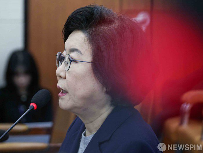 [서울=뉴스핌] 윤창빈 기자 = 이혜훈 기획예산처 장관 후보자가 23일 오전 서울 여의도 국회 재정경제기획위원회 전체회의에서 열린 인사청문회에서 의원 질의에 답하고 있다. 2026.01.23 pangbin@newspim.com