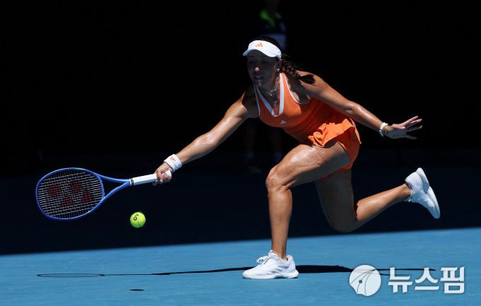 [멜버른 로이터=뉴스핌] 장환수 스포츠전문기자= 한국계 제시카 페굴라가 26일 디펜딩 챔피언 매디슨 키스와 호주오픈 여자 단식 16강전에서 스트로크를 하고 있다. 2026.01.26 zangpabo@newspim.com