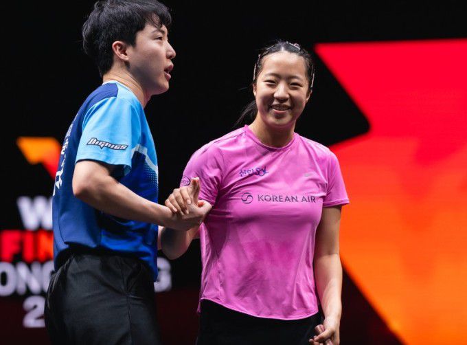 지난해 12월 13일  열린 WTT 홍콩 파이널스 2025 준결승에서 중국의 린시동-콰이만을 꺾고 기뻐하는 임종훈(왼쪽)과 신유빈. [사진=WTT]