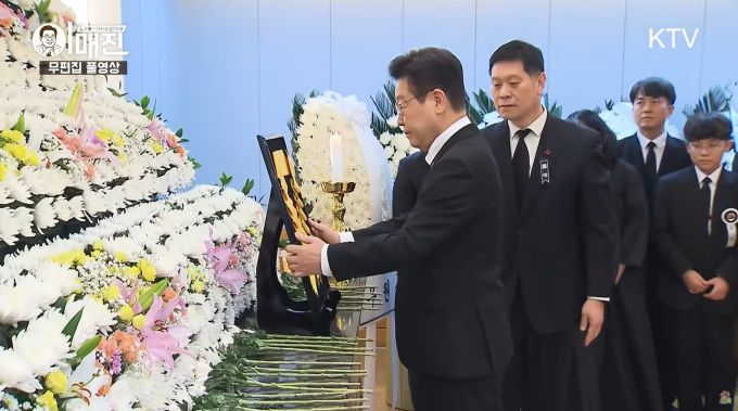 이재명 대통령과 김혜경 여사가 27일 저녁 고(故) 이해찬 전 국무총리의 빈소가 마련된 서울대병원 장례식장을 직접 찾아 헌화 분향하며 애도를 표했다. 이 대통령이 이 전 총리의 영전에 민간인 최고등급인 국민훈장 무궁화장을 수여하고 있다. [사진=KTV]