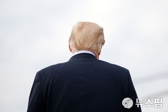 미국 메릴랜드주 앤드루스 공군 기지에서 대통령 전용 헬리콥터인 마린 원으로 향하는 도널드 트럼프 미 대통령의 뒷모습. 2018.08.19. [사진=로이터 뉴스핌]