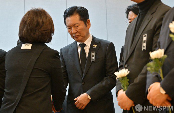[서울=뉴스핌] 정일구 기자 = 정당 상임공동 장례위원을 맡은 정청래 더불어민주당 대표가 27일 오전 서울 종로구 서울대병원 장례식장에 마련된 고(故) 이해찬 민주평화통일자문회의 수석부의장의 빈소에서 조문객들의 조문을 받고 있다. 2026.01.27 mironj19@newspim.com