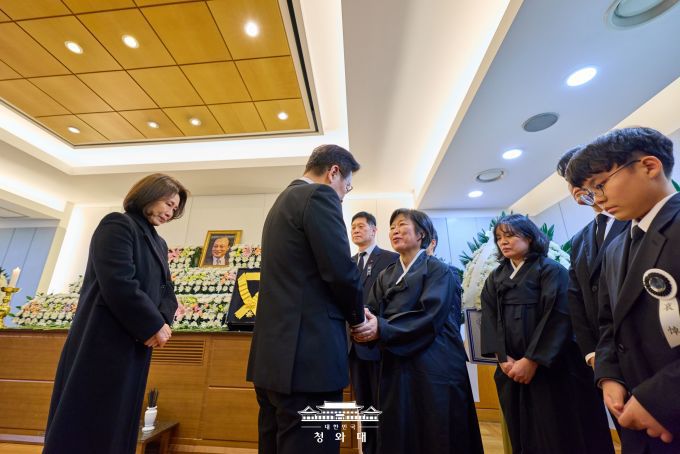 이재명 대통령과 김혜경 여사가 27일 저녁 고(故) 이해찬 전 국무총리의 빈소가 마련된 서울대병원 장례식장을 직접 찾아 헌화 분향하고 애도를 표했다. 이 대통령이 이 전 총리의 부인 김정옥 여사를 위로하고 있다. [사진=청와대]