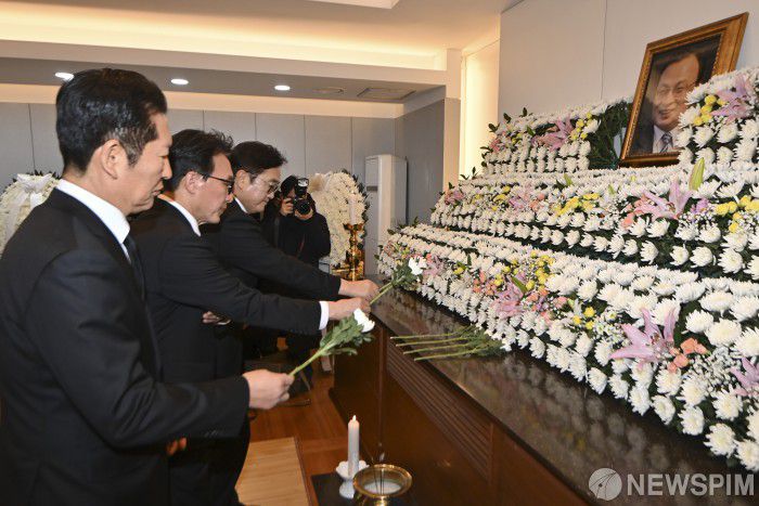 [서울=뉴스핌] 정일구 기자 = 정청래 더불어민주당 대표(왼쪽부터), 김민석 국무총리, 우원식 국회의장이 27일 오전 서울 종로구 서울대병원 장례식장에 마련된 고(故) 이해찬 민주평화통일자문회의 수석부의장의 빈소에서 조문하고 있다. 2026.01.27 mironj19@newspim.com