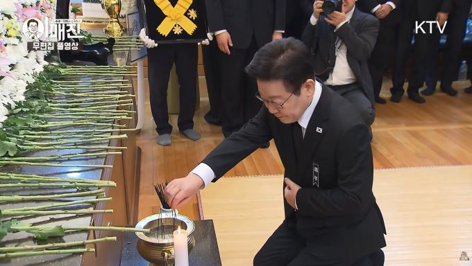이재명 대통령과 김혜경 여사가 27일 저녁 고(故) 이해찬 전 국무총리의 빈소가 마련된 서울대병원 장례식장을 직접 찾아 헌화 분향하며 애도를 표하고 있다. 이 대통령은 정부는 국민훈장 무궁화장을 수여했다. [사진=KTV]