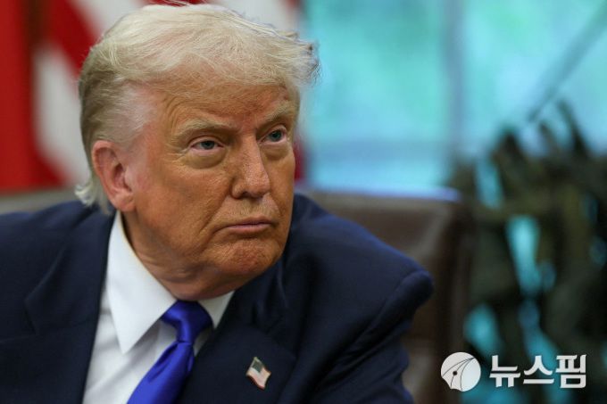 도널드 트럼프 미국 대통령이 2025년 5월 5일 미국 워싱턴 D.C. 백악관 집무실(오벌 오피스)에서 행정명령과 선언문에 서명한 뒤 지켜보고 있다. [사진=로이터 뉴스핌]