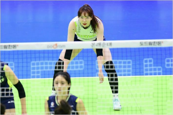 여자프로배구 현대건설에서 리베로로 뛰던 고인의 모습. 앞은 절친 이다영.(사진=KOVO)