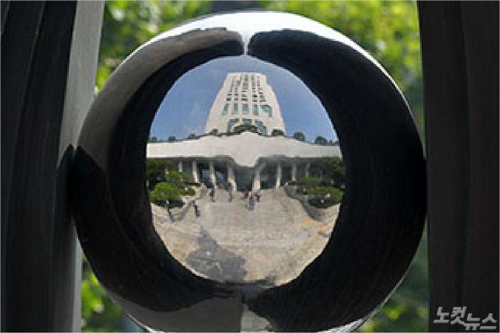 서울 서초구 대검찰청 조형물에 건물이 투영되고 있다. (사진=박종민 기자)