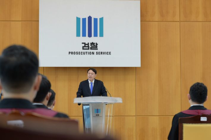 윤석열 검찰총장이 지난 3일 서울 서초구 대검찰청에서 열린 신임검사 신고식에서 발언하고 있다. (사진=연합뉴스)