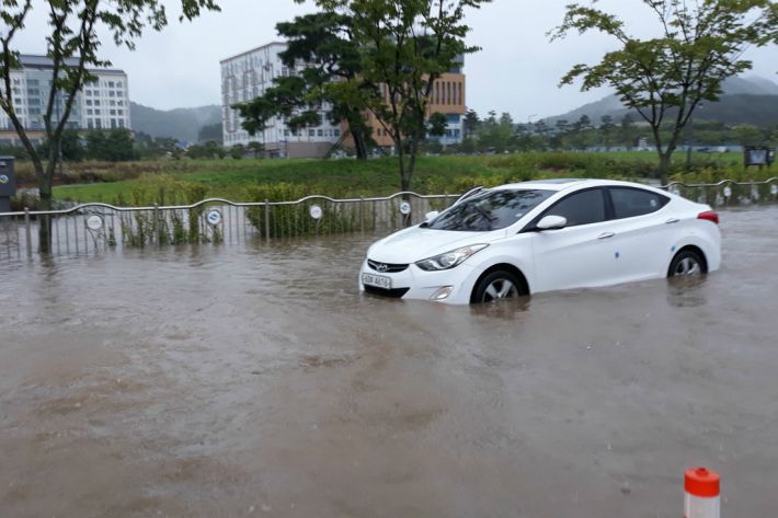 차량 침수. (사진=경북소방본부 제공)